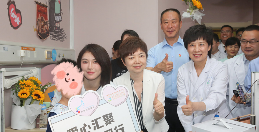 2025年6月22日上午，北京兒童醫(yī)院鄭州醫(yī)院、河南省兒童醫(yī)院第一學(xué)術(shù)報(bào)告廳內(nèi)，中國紅十字基金會(huì)“奔跑天使行動(dòng)-河南行”啟動(dòng)儀式正式舉行。中國紅十字基金會(huì)、兒童醫(yī)院等多方代表共同見證這一愛心時(shí)刻，田徑運(yùn)動(dòng)員、奔跑天使基金“愛心天使”吳艷妮現(xiàn)場捐贈(zèng)20萬元，為首批下肢畸形患兒點(diǎn)亮康復(fù)希望。